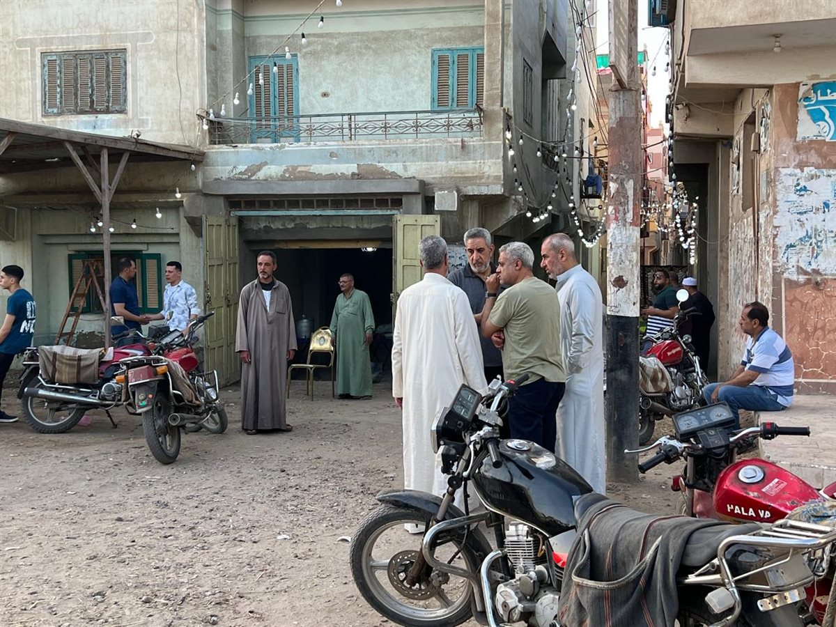 أهالي القرية ينتظرون جثمان الراحل