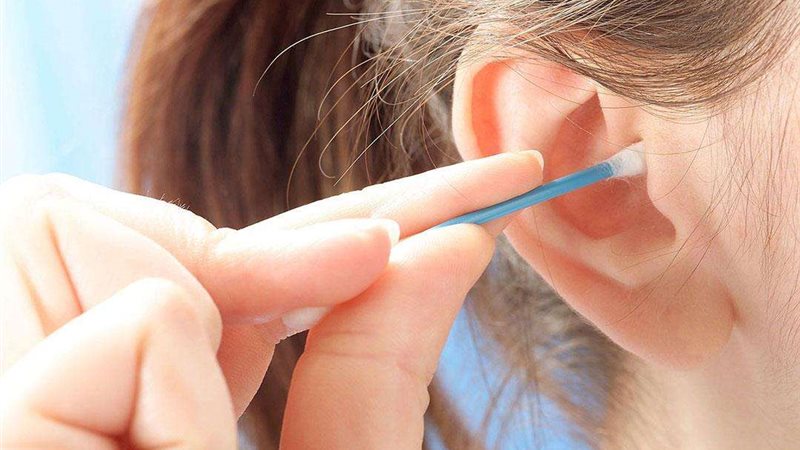 علاج شمع الأذن بطريقة