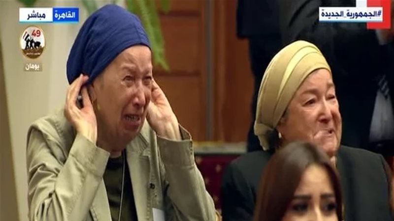 بكاء وتصفيق بحرارة