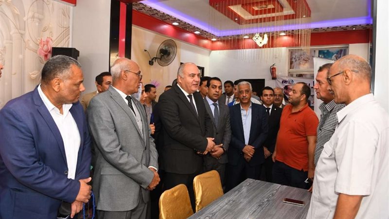 محافظ قنا