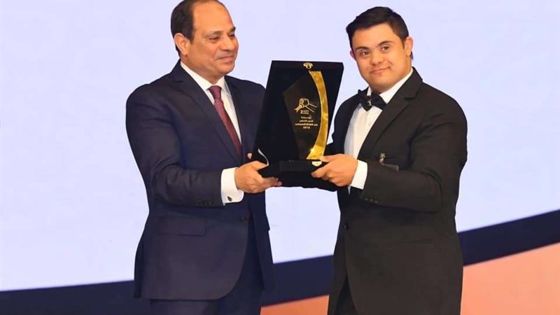 السيسي يتفقد قافلة