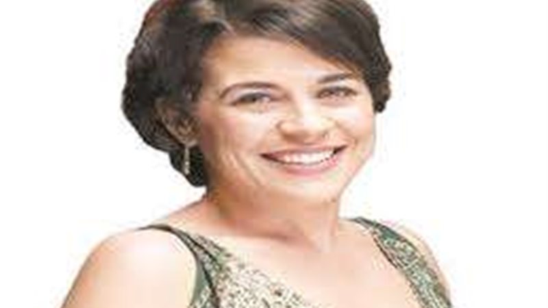 الفنانة مني هلا