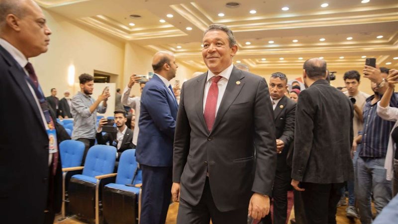 حازم عمر، داخل مقر