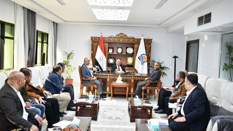 اجتماع محافظ قنا