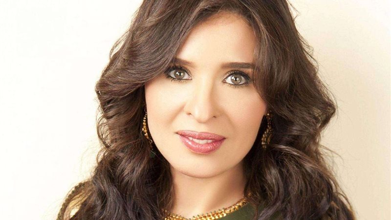 الفنانة دينا