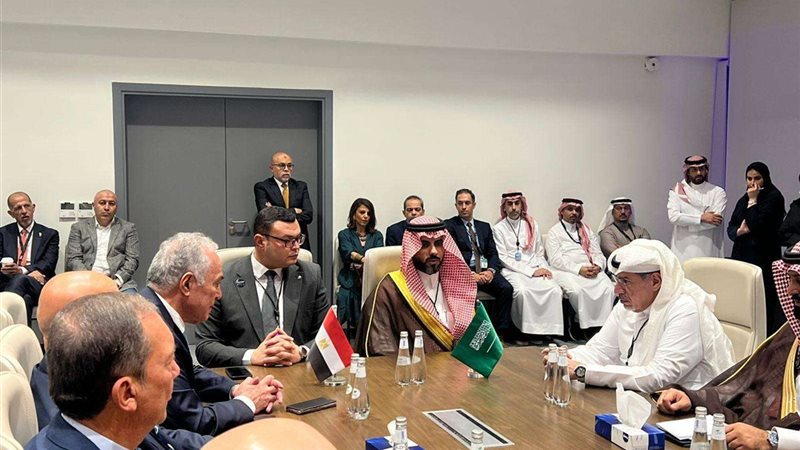 وزير الإسكان يعقد