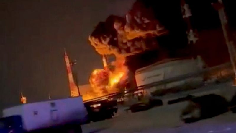 تصاعد الدخان والنيران