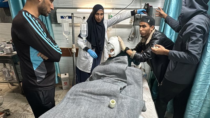 أشخاص يعالجون أحد