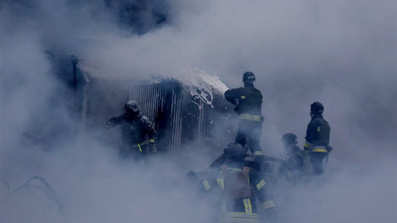 رجال الإطفاء يعملون