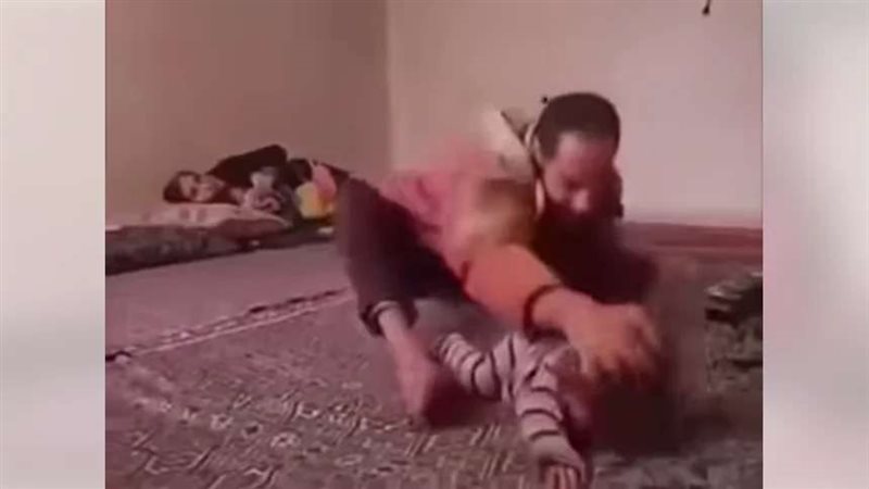 اعتداء أب سوري على