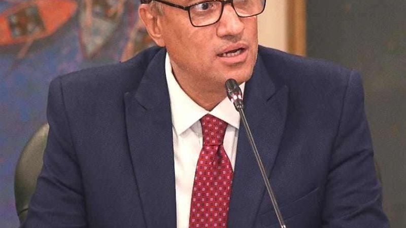 الكاتب الصحفي حسين