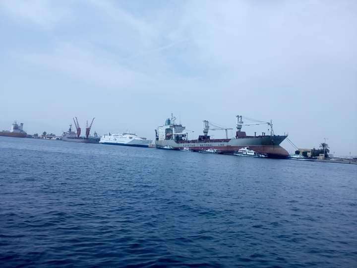 نشاط تجاري مكثف في موانئ البحر الأحمر يشهد تواجد 8 سفن وحركة تداول بضائع وشاحنات وسيارات 