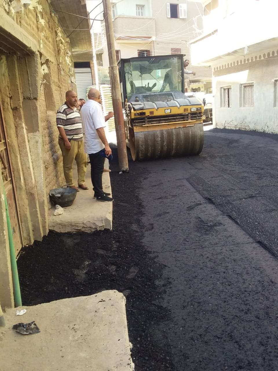 رصف منطقة الحدادين بمركز صدفا ضمن خطة المحافظة لرصف وتحسين الطرق الداخلية بأسيوط 