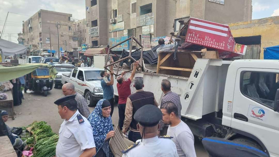 بالصور...حملة مكبرة لإزالة الإشغالات المخالفة بشوارع مدينة إيتاى البارود 