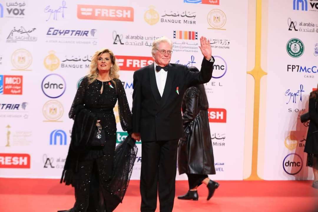 بالصور.. حسين فهمي يستقبل نجوم الفن في مهرجان القاهرة السينمائي 2024 